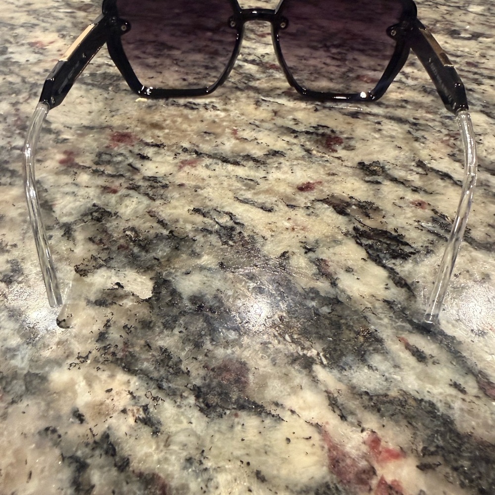 Gucci Women's Black Sunglasses with Gradient Lenses - Picture 5 of 9